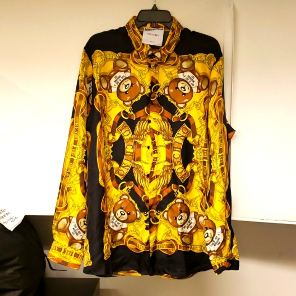 100% Silk Mens Moschino size it56 collar 18 black/gold